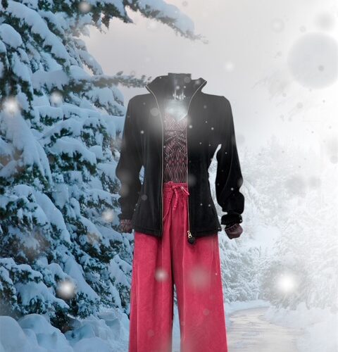 Schneelandschaft mit rotem Outfit und schwarzer Jacke ohne sichtbare Person, verschneite Bäume.