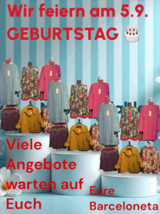 Bunte Kleidung auf gestuften Podesten vor gestreiftem Hintergrund, Ankündigung.