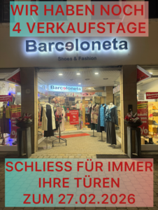 Ein beleuchtetes Bekleidungsgeschäft Barceloneta mit bunter Kleidung und roten Schildern